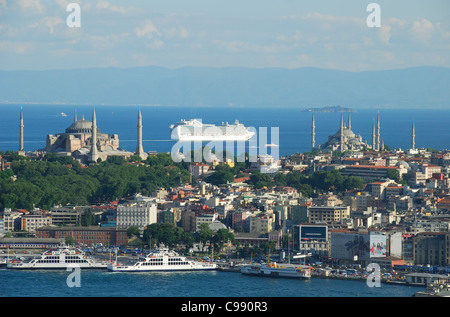 ISTANBUL, TURQUIE. Une vue sur la Corne d'or à Sultanahmet, avec Aya Sofia sur la gauche et de la mosquée bleue sur la droite. 2011. Banque D'Images