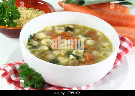 Soupe de poulet aux vermicelles et le persil dans un bol Banque D'Images