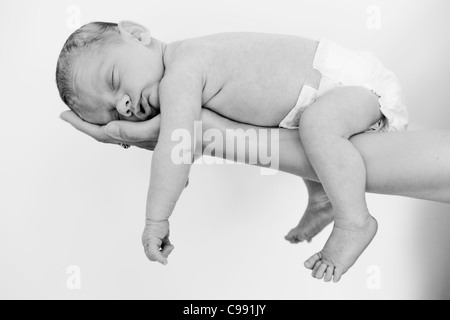 La photographie de maternité d'un enfant d'amis sur son bras les mères. Banque D'Images