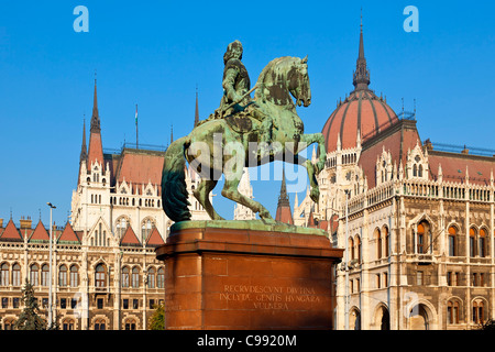 Budapest, Ferenc Rakoczi II statue et bâtiment du parlement européen Banque D'Images
