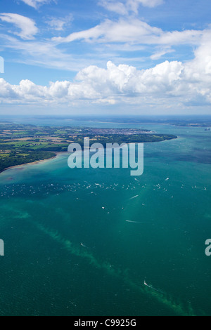 Photo aérienne de yachts dans les courses de la semaine de Cowes sur le Solent, Isle of Wight, Hampshire, England, UK, France, FR, Banque D'Images