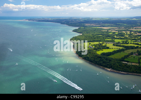 Photo aérienne de yachts dans les courses de la semaine de Cowes sur le Solent, Isle of Wight, Hampshire, England, UK, France, FR, Banque D'Images