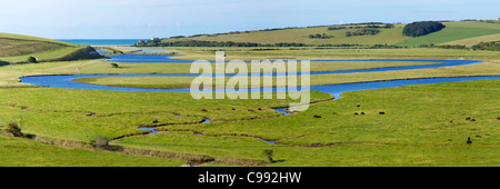 Photo panoramique de la rivière Cuckmere réunion la Manche à Cuckmere Haven, South Coast, East Sussex, England, UK, Uni Banque D'Images