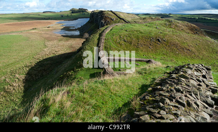 Vue regardant vers l'est le long mur d'Hadrien, vers Fort romain de Housesteads, Northumbria England UK KATHY DEWITT Banque D'Images