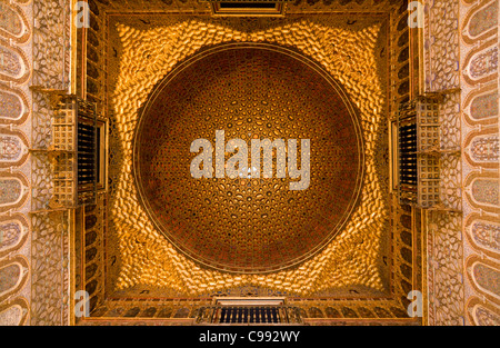 Plafonnier / plafond en dôme d'Or du Salon de Embajadores (Ambassadeur's Hall), à l'Alcazar de Séville / Séville. L'Espagne. Banque D'Images