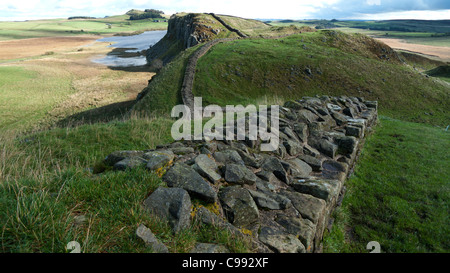 Vue regardant vers l'est le long mur d'Hadrien, vers Fort romain de Housesteads, Northumbria Angleterre KATHY DEWITT Banque D'Images