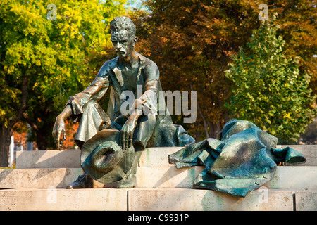 Budapest, statue du poète Jozsef Attila à côté du bâtiment du parlement hongrois à Budapest Banque D'Images