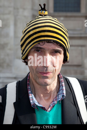 Poète et militant politique français Jean-Baptiste Redde aka Voltuan en dehors de la Cathédrale St Paul, à Londres Banque D'Images