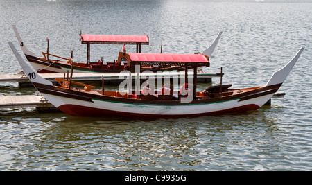 Bateaux de touristes dans le style des bateaux de pêche traditionnels malais prendre des passagers sur le lac pour visiter la ville de Putrajaya, Malaisie Banque D'Images