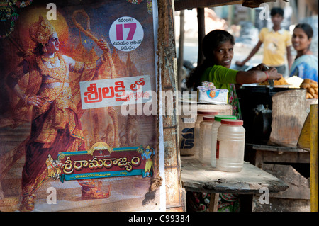 Affiche de film indien Rama sur le côté d'un plateau d'un décrochage. L'Andhra Pradesh, Inde Banque D'Images