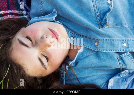 Jolie fille dormir sur une couverture d'été, close-up Banque D'Images
