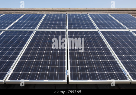 Close-up de panneaux solaires sur un toit de maison économe en énergie. La France, la Grande-Bretagne, l'Europe. Banque D'Images