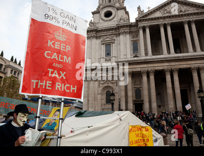 Militante de livre sur les paradis fiscaux d'Occupy London camp, la Cathédrale St Paul, à Londres Banque D'Images