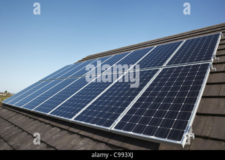 Close-up de panneaux solaires sur un toit de maison. La France, la Grande-Bretagne, l'Europe. Banque D'Images