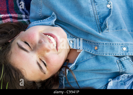 Jolie fille dormir avec un sourire d'été, close-up Banque D'Images