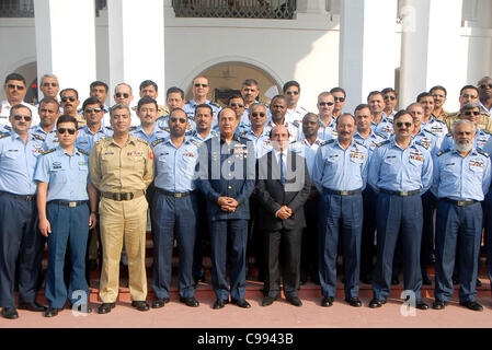 Une photo de groupe, Gouverneur du Pendjab Khan Sardar Latif Khosa, avec la délégation de l'Air War College PAF, Faisal, Karachi, dirigé par le Commandant Air vice- Marshall.Hasan Azhar, au cours de réunion à La Maison du Gouverneur Banque D'Images