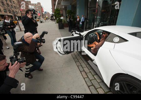 Sports Illustrated Swimsuit Model Jessica White pose dans la Zenvo ST1-50S automobile dans le Meatpacking District à New York, le jeudi 17 novembre 2011. Banque D'Images