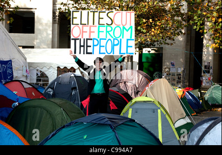 Jean-Baptists auteur et activiste français Redde aka Voltuan avec la bannière d'Occupy London camp à l'extérieur de la Cathédrale St Paul, à Londres Banque D'Images