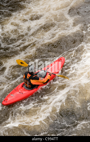 Un canoéiste sur l'eau blanche la rivière Dee à Llangollen Banque D'Images