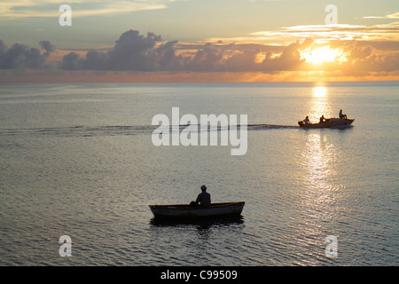 Curaçao,pays-Bas Lesse Leeward Antilles,ABC Islands,Dutch,Piscadera Bay Water,Caribbean Sea rowboat,man men male adulte adultes,coucher de soleil,calme oc Banque D'Images