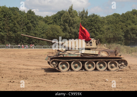 Un réservoir T-34/85 soviétique sur l'affichage à la guerre de 2011 et à la paix, Hop Farm Paddock Wood, Kent, UK. Banque D'Images