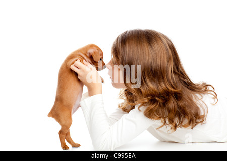 Profil de Brunette girl with dog puppy mascot mini pinscher sur fond blanc Banque D'Images