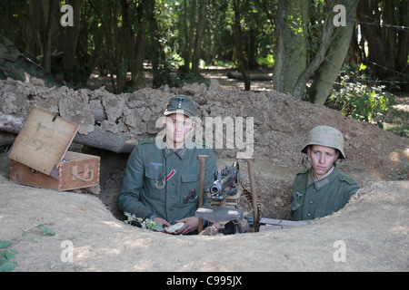 Les soldats allemands (de reconstitution historique) dans un nid de mitrailleuse MG-42 lors de la guerre de 2011 et à la paix, Hop Farm Paddock Wood, Kent, UK. Banque D'Images