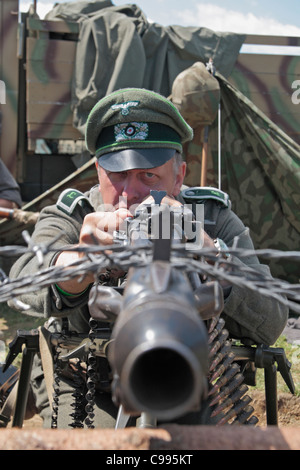Officier allemand (de la reconstitution médiévale) à bas la vue d'un Allemand MG-42 à la guerre & Paix 2011 Show à Hop Farm, Kent, UK. Banque D'Images