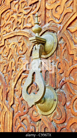 Un marteau de porte en laiton gravé à la main sur une porte de la mosquée Banque D'Images