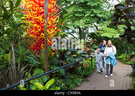 Les visiteurs du parc à pied passé Dale Chihuly glass artworks au Franklin Park Conservatory à Columbus, Ohio. Banque D'Images