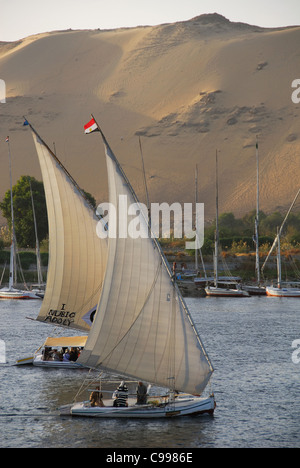 Assouan, Egypte. Deux felouques du Nil contre un voile de fond du désert. L'année 2009. Banque D'Images