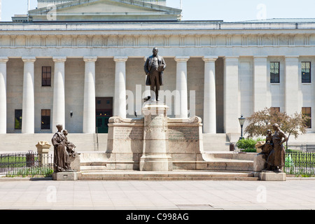 Le McKinley Monument en face de l'Ohio Statehouse dans le centre-ville de Columbus, Ohio. Banque D'Images