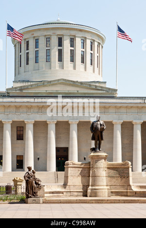 Le McKinley Monument en face de l'Ohio Statehouse dans le centre-ville de Columbus, Ohio. Banque D'Images