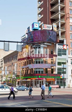 Les piétons qui traversent au coin des rues haute et large dans le centre-ville de Columbus, Ohio. Banque D'Images