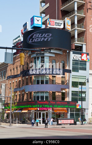 Les piétons qui traversent au coin des rues haute et large dans le centre-ville de Columbus, Ohio. Banque D'Images