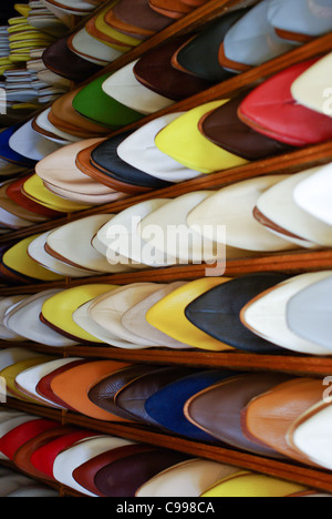 Les hommes marocains colorés silppers alignés sur une étagère à chaussures dans un magasin Banque D'Images