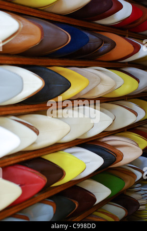 Les hommes marocains colorés silppers alignés sur une étagère à chaussures dans un magasin Banque D'Images