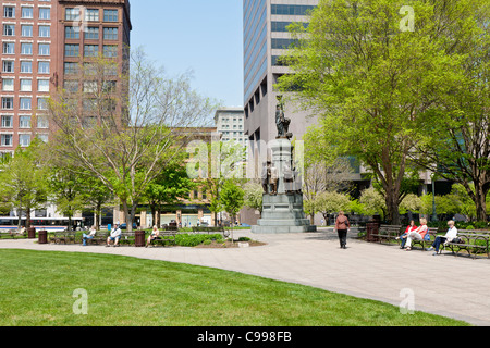 Les gens d'affaires profiter de temps de printemps sur le Statehouse motif à Columbus, Ohio. Banque D'Images