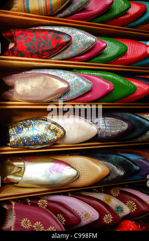 Les femmes marocaines colorées silppers alignés sur une étagère à chaussures dans un magasin Banque D'Images