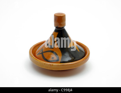 Un tajine en céramique fait main marocain isolé sur fond blanc Banque D'Images