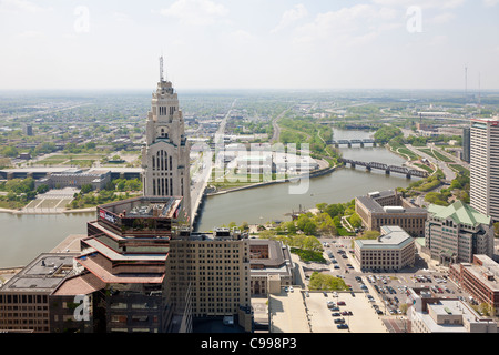 Vue aérienne du centre-ville de Columbus, Ohio tiré du James A. Rhodes State Office Building à l'ouest à travers la rivière Scioto Banque D'Images