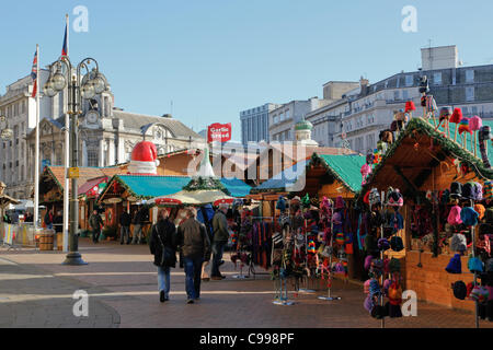 Shoppers et cale le jour de l'ouverture du marché allemand à Birmingham, Royaume-Uni, le 17 novembre 2011. Banque D'Images