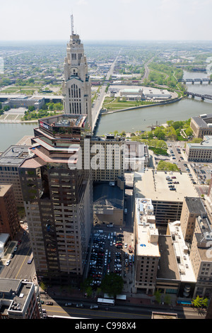 Vue aérienne du centre-ville de Columbus, Ohio tiré du James A. Rhodes State Office Building à l'ouest à travers la rivière Scioto Banque D'Images