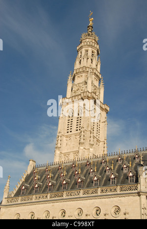 Beffroi ou tour de l'hôtel de ville à la Place des Héros à Arras du Nord-Pas de Calais en France Banque D'Images