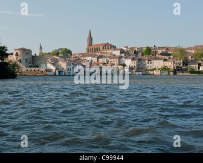 Sur les toits de la ville de Castelnaudary sur le Canal du Midi en Occitanie vu à travers le Grand Bassin Banque D'Images