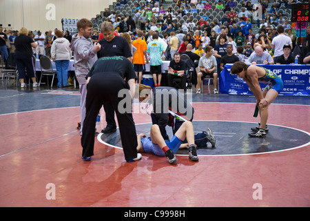 Medical médecin regarde au lutteur blessé Tournoi des Champions la compétition de lutte amateur à Columbus, Ohio. Banque D'Images