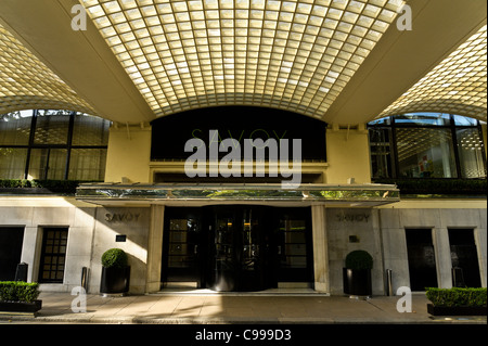 L'entrée de la rénovation Savoy Hotel à Londres Banque D'Images