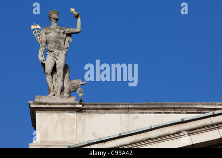 Statue de mercure sur le dessus de la General Post Office de Dublin, Irlande Banque D'Images