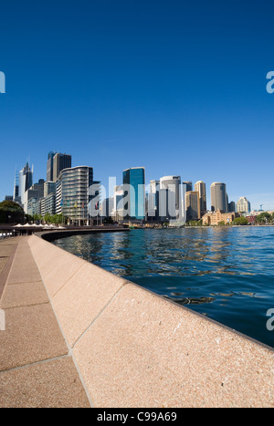 Afficher le long de Sydney Cove waterfront vers Circular Quay et les toits de la ville. Sydney, New South Wales, Australia Banque D'Images