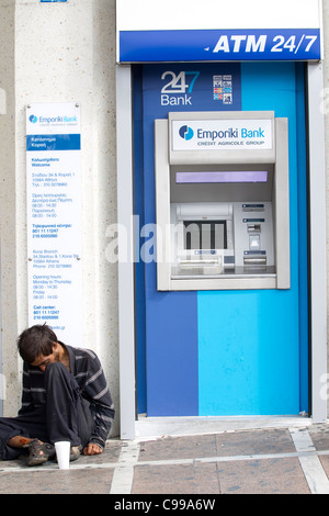 Mendiant hors Emporiki Bank Centre d'Athènes, Grèce, Europe. Photo:Jeff Gilbert Banque D'Images